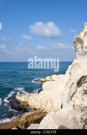 Les falaises de craie blanche de Rosh ha-Hanikra sur la frontière nord d'Israël Banque D'Images