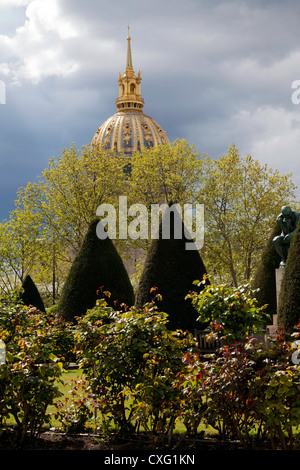 Voir à travers le jardin de Musée Rodin vers le dôme doré des Invalides, Paris, France Banque D'Images