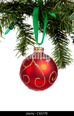 Un cuir rouge Boule de Noël avec ruban rouge accroché à un arbre sur un fond blanc avec copie espace Banque D'Images