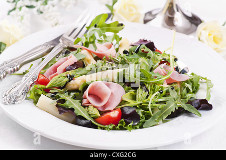 Salade de roquette avec du jambon et d'asperges Banque D'Images