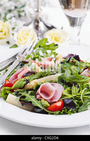 Salade de roquette au jambon et d'asperges Banque D'Images