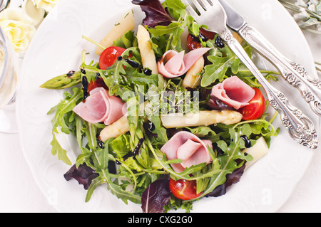 Salade de roquette avec du jambon et asperges Banque D'Images