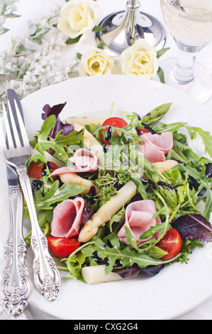 Salade de roquette et mélanger avec les asperges Banque D'Images