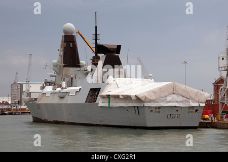 Type 45 destroyer HMS Daring aux côtés RN Portsmouth Dockyard UK Banque D'Images