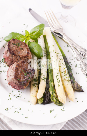 Asperges grillées avec des médaillons Banque D'Images