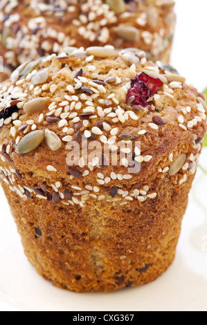 Muffin de grains avec cherry comme gros plan sur fond blanc avec Banque D'Images