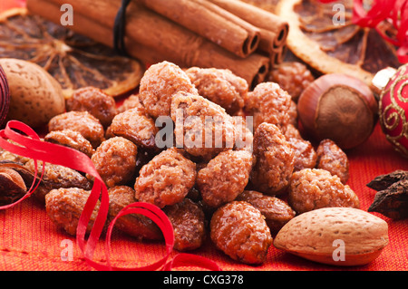 Amandes frites Banque D'Images