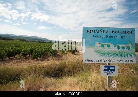 Vigne à Sablet avec village de distance sous les Dentelles de Montmirail avec vignoble signe en premier plan Banque D'Images