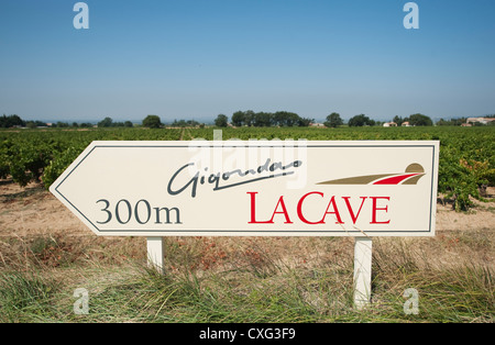 Gigondas La Cave route signer et vignobles près de Gigondas village dans les Cotes du Rhone, France Banque D'Images