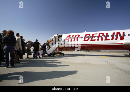 Berlin, les voyageurs de monter dans une machine d'Air Berlin Banque D'Images