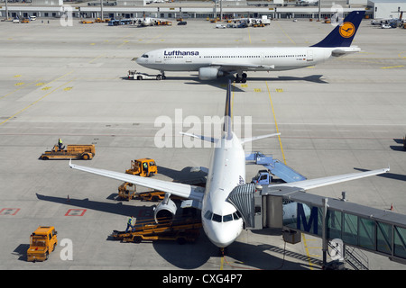 Muenchen, tarmac et Flughafengebaeude sur l'aéroport Franz Josef Strauss Banque D'Images