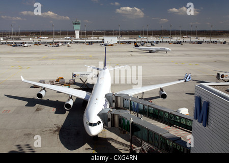 Muenchen, tarmac et Flughafengebaeude sur l'aéroport Franz Josef Strauss Banque D'Images