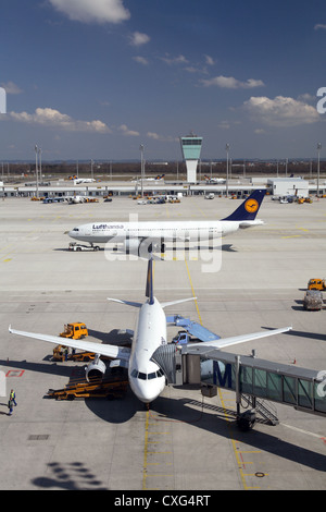 Muenchen, tarmac et Flughafengebaeude sur l'aéroport Franz Josef Strauss Banque D'Images