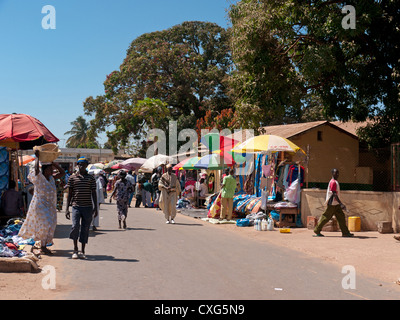 Acheteurs sur un marché local à Serekunda, Banjul, Gambie, Afrique de l'Ouest Banque D'Images