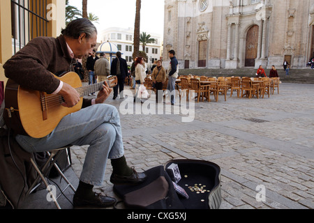 Cadix, le guitariste joue à la place de la Cathédrale Banque D'Images