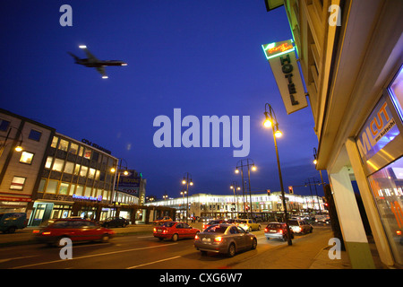 Des avions et des véhicules sur la place Kurt-Schumacher-Platz à Berlin Banque D'Images