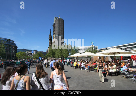 Passants sur Breitscheidplatz, Berlin Banque D'Images