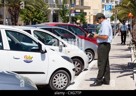 Directeur de l'émission du billet de stationnement du trafic à 'location de voiture'. Grèce Céphalonie Argostoli Banque D'Images