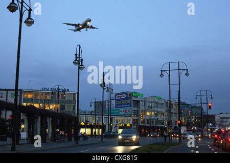 Des avions et des véhicules sur la place Kurt-Schumacher-Platz à Berlin Banque D'Images