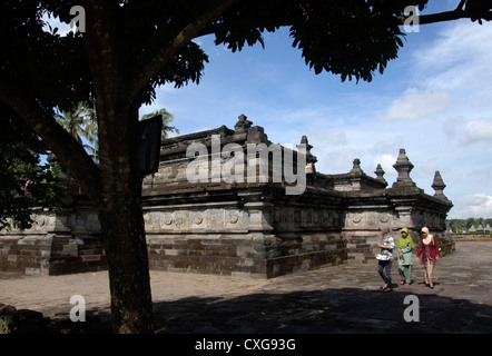 Penataran Candi, datant du 12ème siècle, se trouve à environ 10 kilomètres au nord de Blitar, et est le plus grand dans l'Est de Java. Banque D'Images