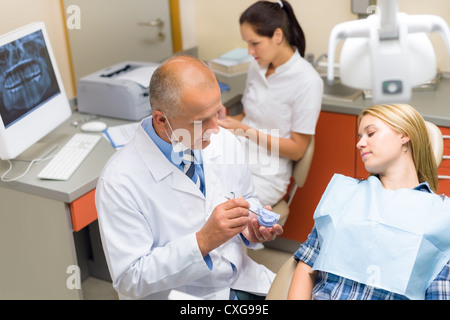 Visite au dentiste montrant les dents de modèle patient Banque D'Images