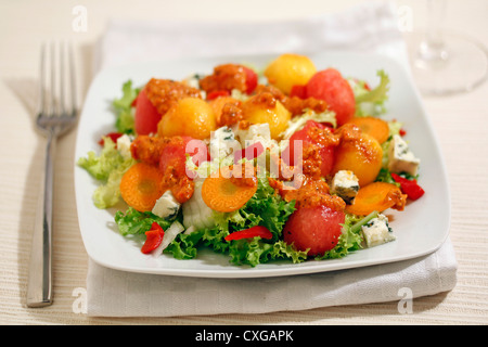 La chicorée frisée avec des fruits et le fromage bleu. Recette disponible.