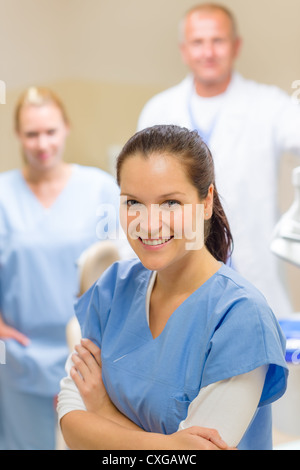 Hygiéniste dentaire sourire femme avec l'équipe de professionnels de la médecine stomatologie Banque D'Images