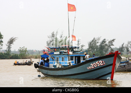 Vietnam, bateau de pêche avec brandissant des drapeaux sur le mât Banque D'Images