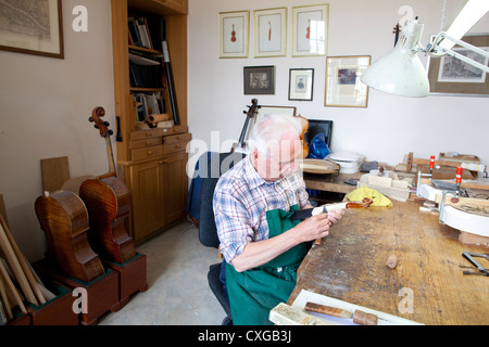 Reiner Schumman restaure un violon dans l'atelier à John & Arthur Beare, London, England, UK Banque D'Images