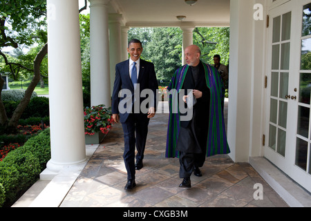 Le président américain Barack Obama marche avec le Président Hamid Karzai de l'Afghanistan à travers la Colonnade de la Maison Blanche le 12 mai 2010 à Washington, DC. Banque D'Images