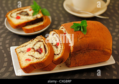 Gâteau au chocolat et fruits. Recette disponible. Banque D'Images