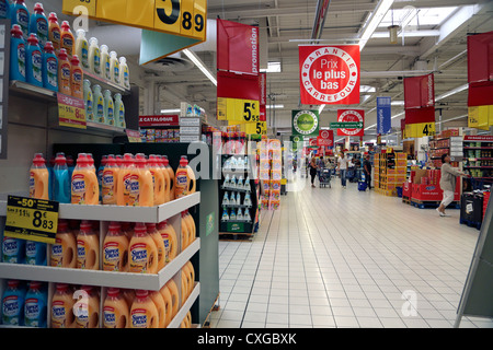 Calais France citer Europe Personnes Shopping dans supermarché Carrefour Banque D'Images