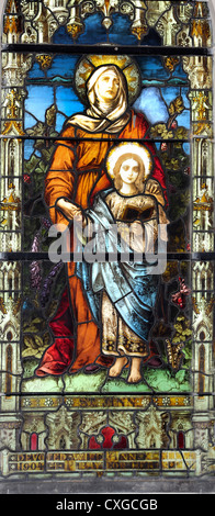 Surrey Angleterre Sutton église Notre Dame du Rosaire Vitraux de sainte Anne enseignant la Vierge Marie à lire Banque D'Images