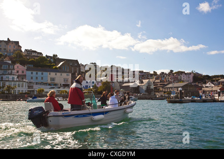 Famille sur un petit bateau en direction de Salcombe Harbour, sur l'estuaire de Salcombe, Devon, Angleterre, Royaume-Uni Banque D'Images