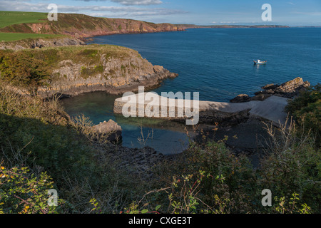 STACKPOLE QUAY PORT ET AVEC LA CÔTE DE PEMBROKESHIRE WALES UK BATEAU Banque D'Images