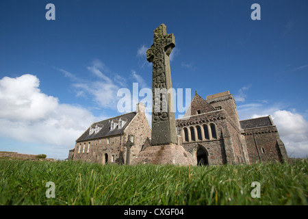 Isle d'Iona, en Écosse. À angle faible vue pittoresque de St Martin's Cross avec St John's Cross et Iona Abbey dans l'arrière-plan. Banque D'Images