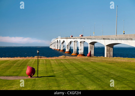 Le trafic traversant sur le détroit de Northumberland du Nouveau-Brunswick à l'île par le pont de la Confédération. Banque D'Images