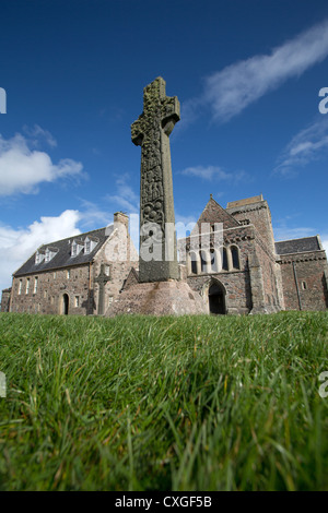 Isle d'Iona, en Écosse. À angle faible vue pittoresque de St Martin's Cross avec St John's Cross et Iona Abbey dans l'arrière-plan. Banque D'Images