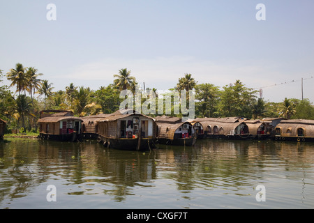 Maison traditionnelle des bateaux amarrés le long des berges du canal dans les backwaters près de Alleppey, Kerala, Inde Banque D'Images