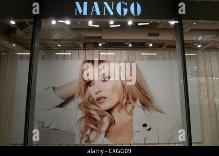 Une affiche du modèle de mode Kate Moss dans une vitrine de magasin Mango Un centre commercial New change Centre de Londres Angleterre Royaume-Uni. KATHY DEWITT Banque D'Images