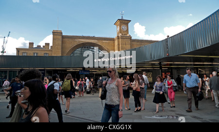 Les navetteurs en face de la gare de King's Cross Londres Angleterre Royaume-uni KATHY DEWITT Banque D'Images