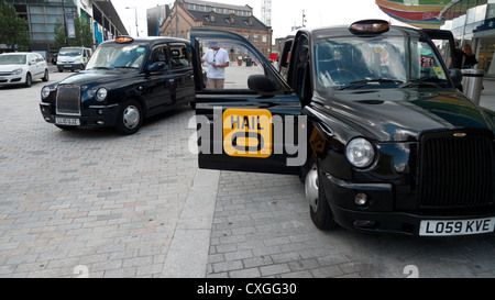 Les taxis noirs à l'extérieur de St Pancras et King's Cross Station de Train Londres Angleterre Royaume-uni KATHY DEWITT Banque D'Images