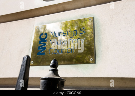 Nom / plaque en laiton plaque devant les bureaux de l'infirmière et de sage-femme conseil - NMC à 23 Portland Place London W1B 1PZ. UK Banque D'Images