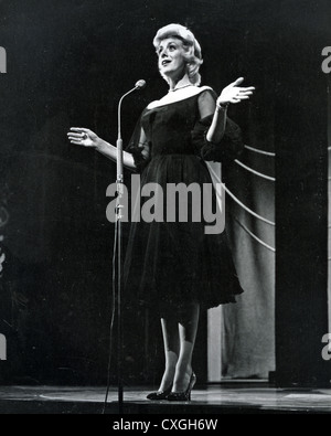 ROSEMARY CLOONEY (1928-2002) Le chanteur au London Palladium en 1954 Banque D'Images