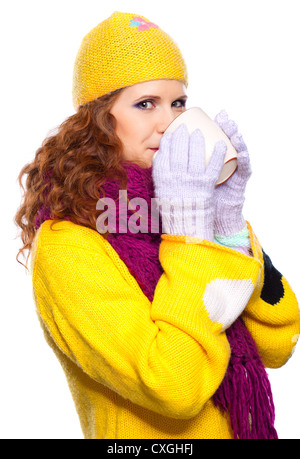 Belle jeune fille portant des vêtements d'hiver avec tasse Banque D'Images