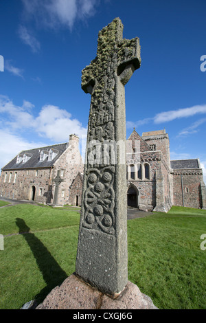 Isle d'Iona, en Écosse. Vue pittoresque de St Martin's Cross avec Iona Abbey dans l'arrière-plan. Banque D'Images