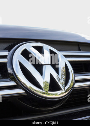 Close up of a chrome Volkswagen VW logo sur une voiture Banque D'Images