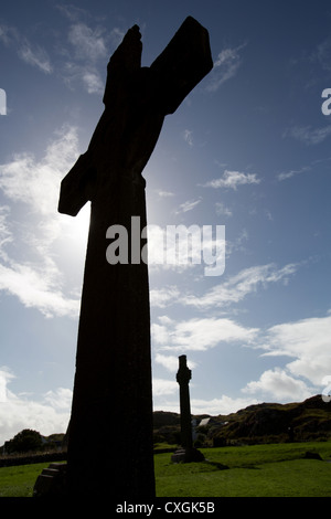 Isle d'Iona, en Écosse. La silhouette pittoresque vue sur St John's Cross à St Martin's Cross à l'arrière-plan. Banque D'Images