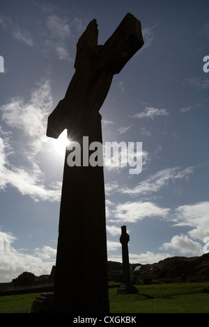 Isle d'Iona, en Écosse. La silhouette pittoresque vue sur St John's Cross à St Martin's Cross à l'arrière-plan. Banque D'Images