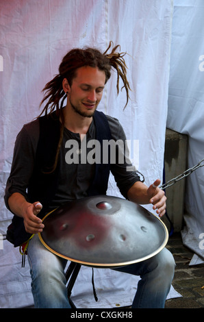 Homme jouant de PANart percussion inhabituelle dans l'instrument de la rue Royal Mile, Édimbourg, Écosse, lors du Festival Fringe. Banque D'Images